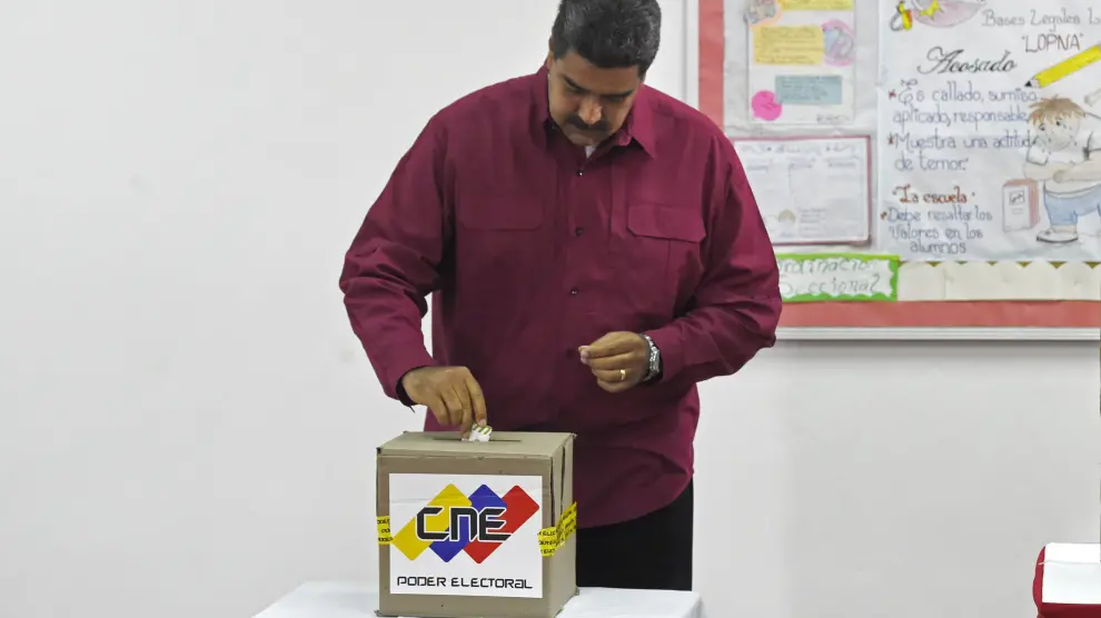 El presidente de Venezuela, Nicolás Maduro, después de depositar su voto este domingo.