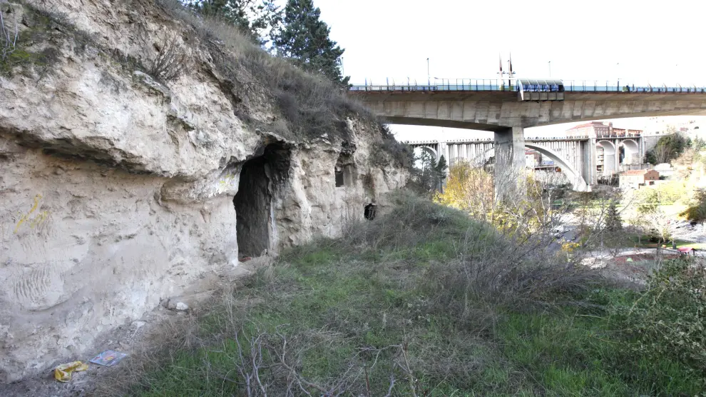 Las casas cueva se encuentran excavadas en la ladera del barrio de San Julián