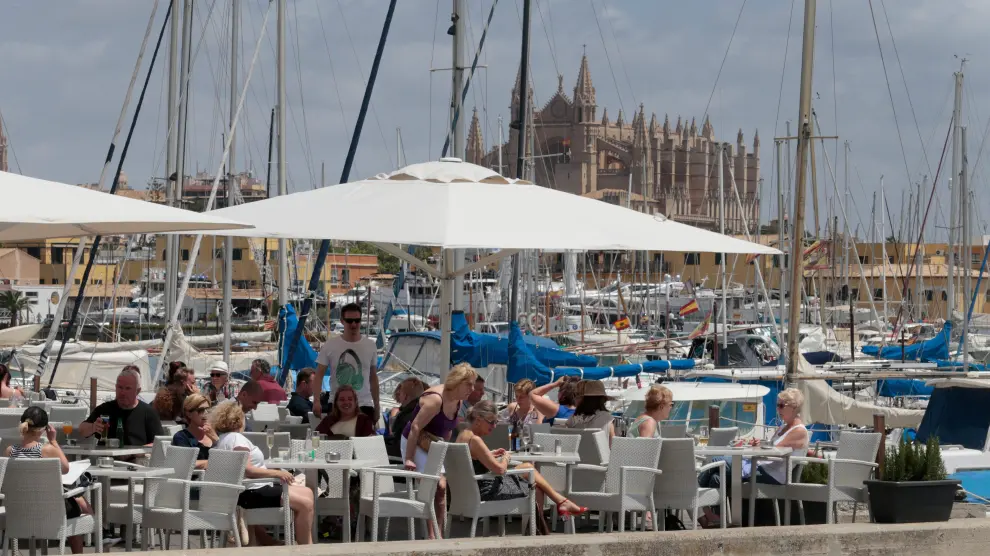 Una terraza abarrotada en el puerto de Palma de Mallorca.