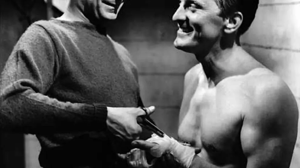 Fotograma de 'El ídolo de barro': Paul Stewart y Kirk Douglas.