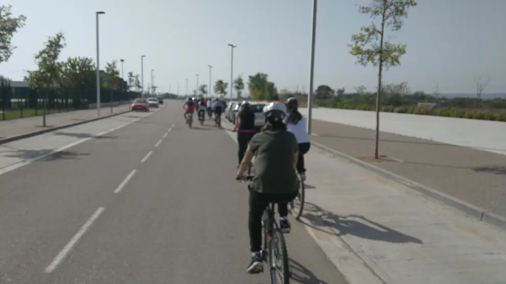 Alumnos del IES La Puebla de Alfindén fueron la semana pasada al ayuntamiento a llevar su propuesta de carril bici.