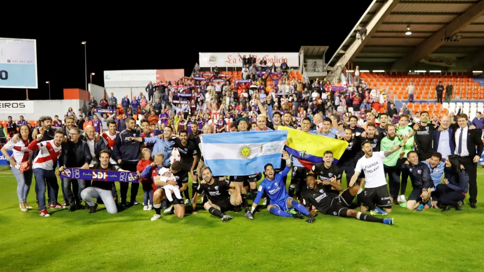 Los jugadores del Huesca celebran el ascenso a Primera División.