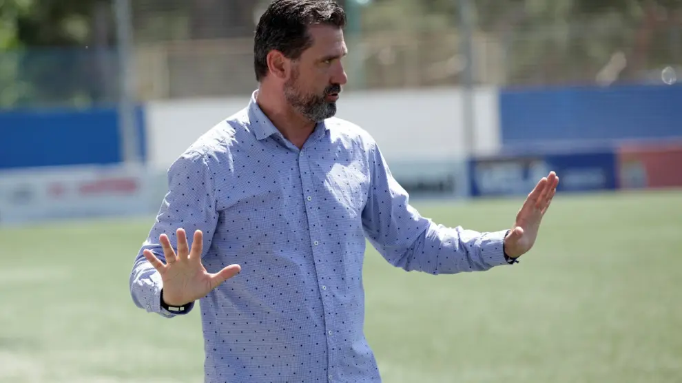 Rubén Losada da instrucciones durante el último partido del Ebro en La Almozara esta temporada.