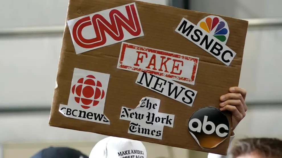 Pancarta contra las 'fake news' en una manifestación en Estados Unidos