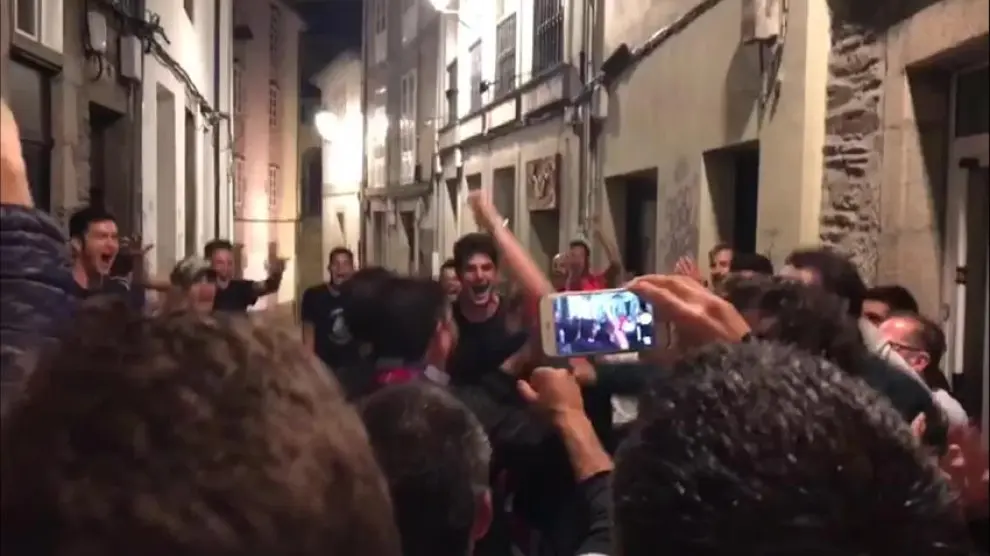 Los jugadores del S.D. Huesca celebran su ascenso por las calles de Lugo