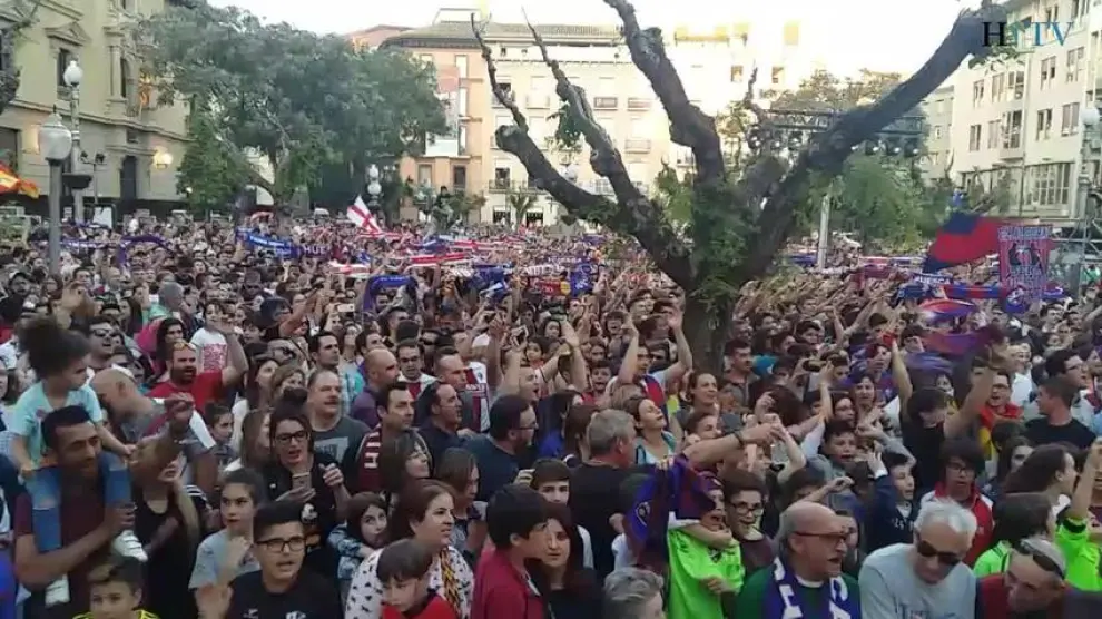 La afición canta el himno del Huesca en la plaza de Navarra