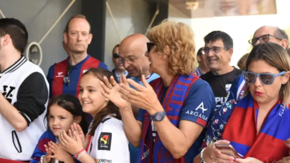 Caluroso recibimiento a los jugadores de la SD Huesca