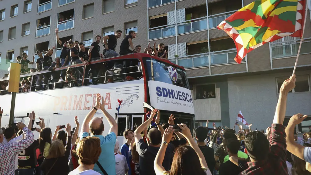 El autobús con los jugadores del Huesca recorrió este martes el centro de la ciudad para celebrar el ascenso