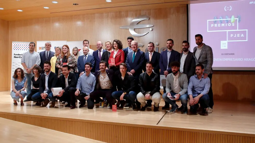 Foto de grupo de galardonados y finalistas este martes en el XII Premio Joven Empresario de Aragón.