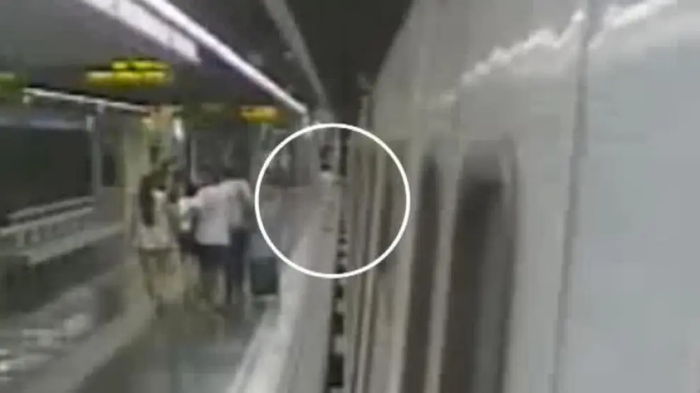 Investigan el accidente de una pasajera en el metro de Barcelona