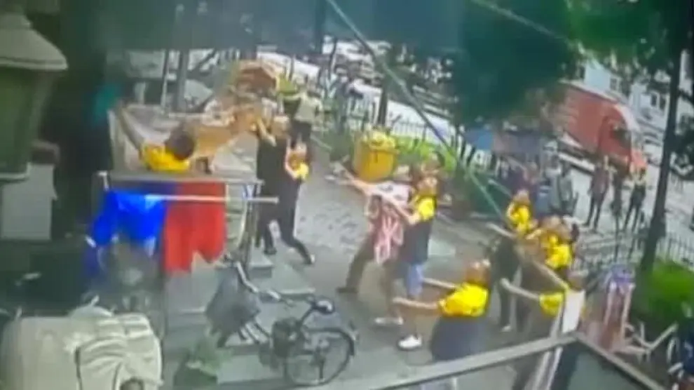 Un niño chino sale con vida tras caer de un sexto piso