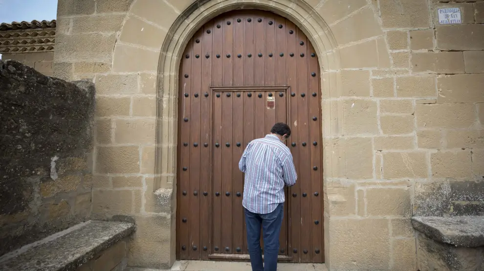 José Antonio De Sus en la puerta de entrada a la iglesia de San Sebastián