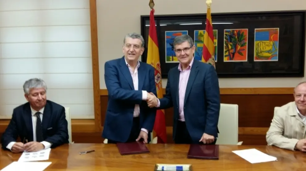 Los consejeros Sebastián Celaya y Vicente Guillén, junto a sus directos colaboradores, se estrechan la mano tras la firma del protocolo.