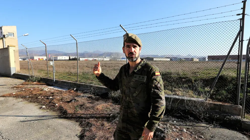 El teniente coronel Amancio Gómez muestra los terrenos con los que ampliará el cuartel Sancho Ramírez.