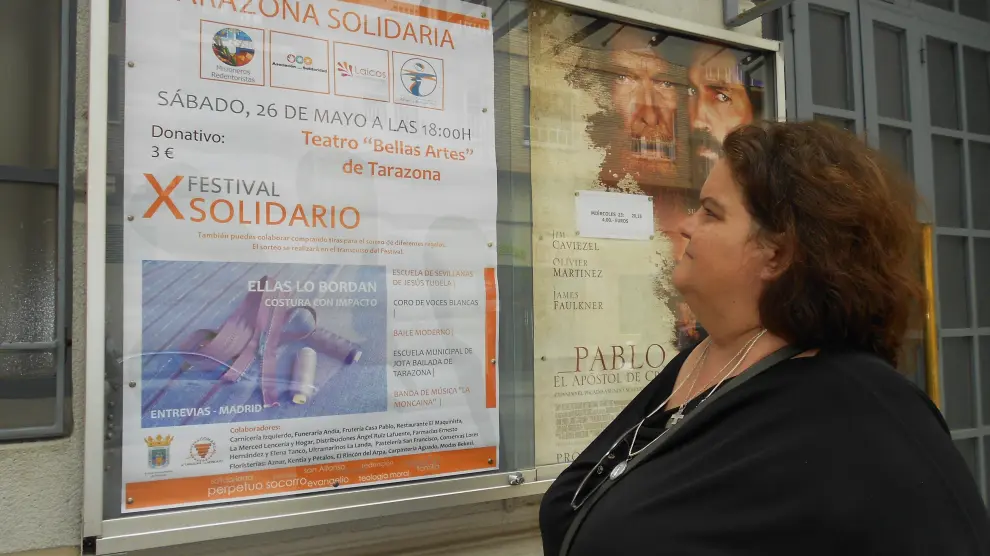 Pilar Andía frente al cartel que anuncia el festival del sábado.