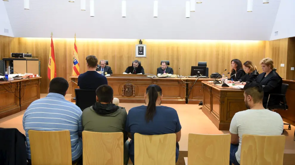 Los cinco acusados, ante el tribunal de la Audiencia de Huesca