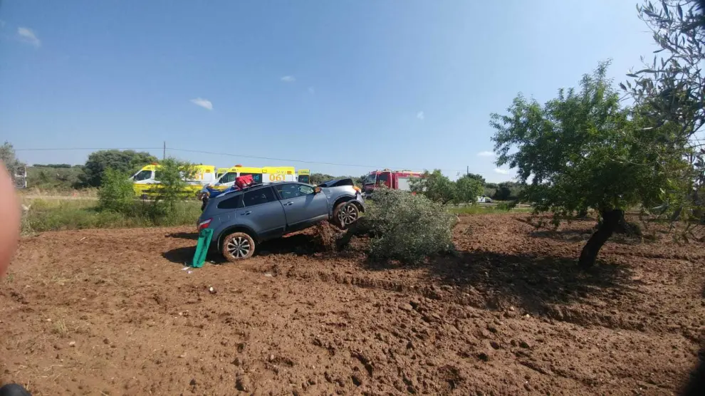 El vehículo impactó contra un olivo