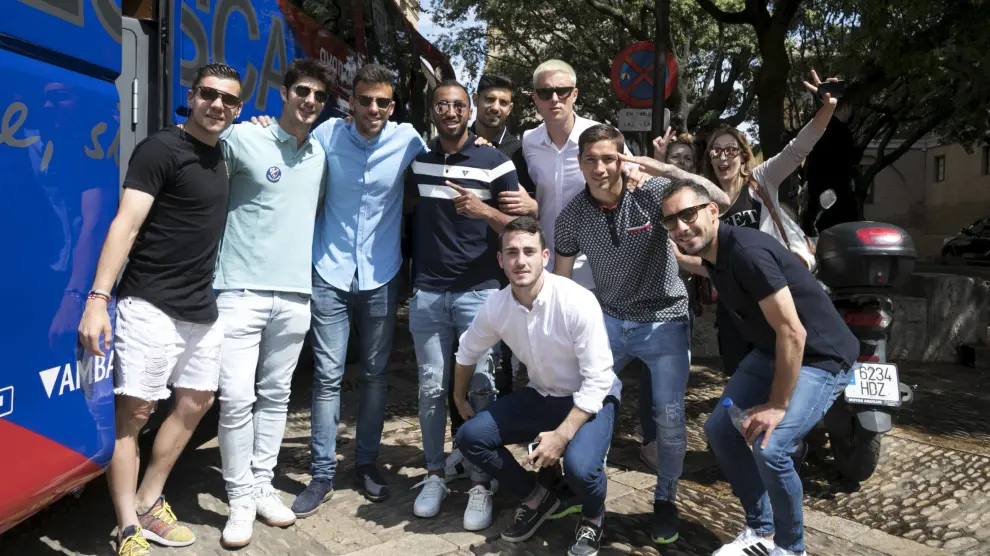 Los jugadores del Huesca, en imagen un grupo de ellos en la recepción del miércoles en el Ayuntamiento, han vivido unos días intensos.