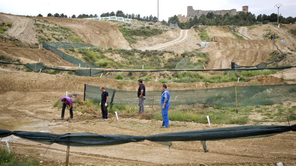 Preparativos de la prueba de motocross en el circuito Castillo de Ayud
