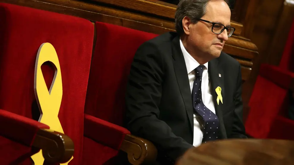 El presidente de la Generalitat, Quim Torra, puso un lazo amarillo en el escaño de su derecha.