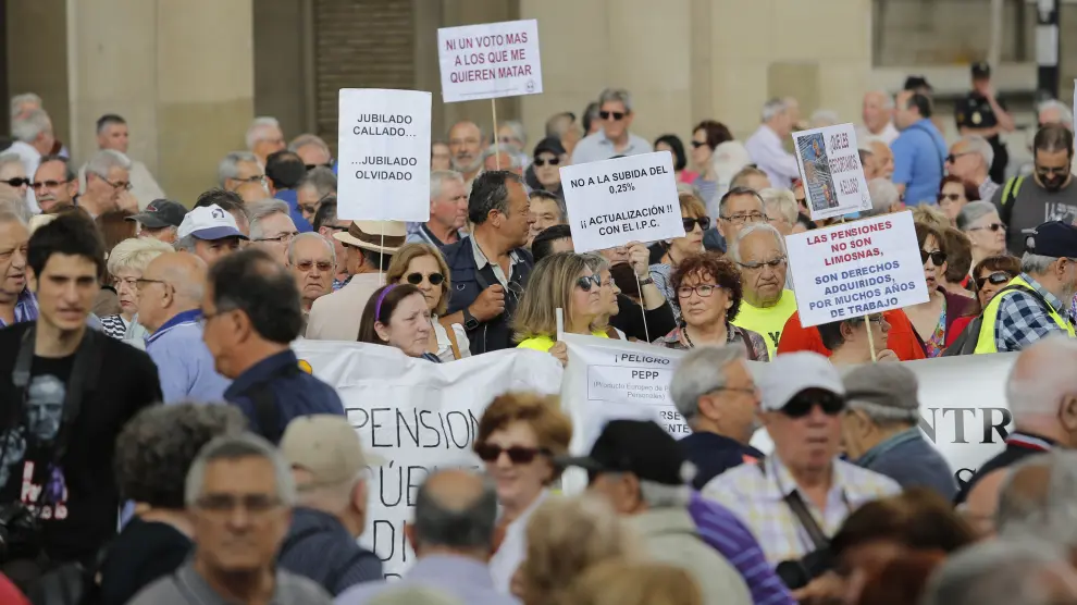 Una protesta por la pensiones y una pitada al Ayuntamiento