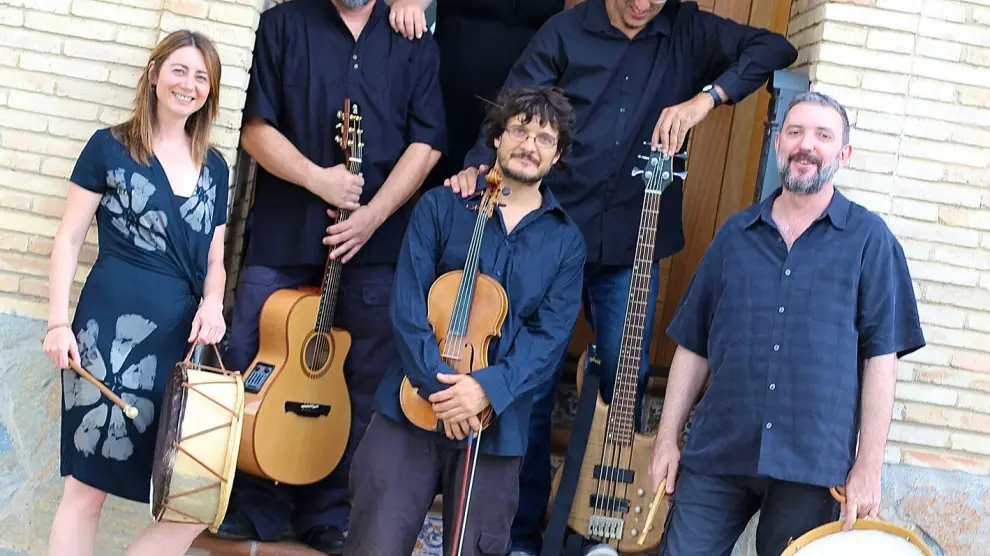 Formación habitual del grupo Almagato. Jaime González (sujeta una guitarra, con gafas y barba) es el segundo por la izquierda.