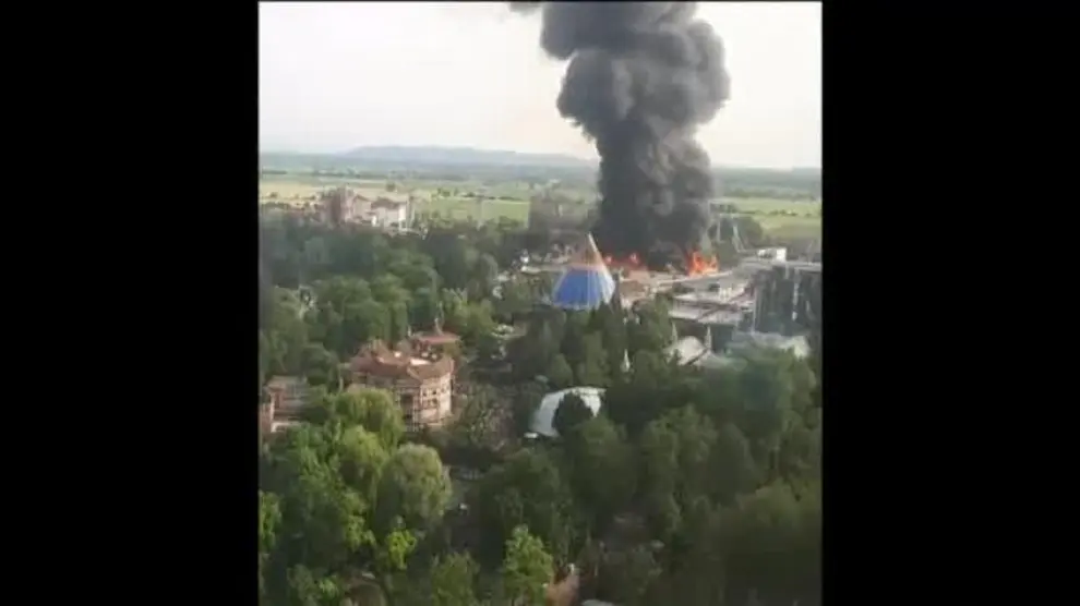 Un aparatoso incendio obliga a evacuar un parque de atracciones en Alemania