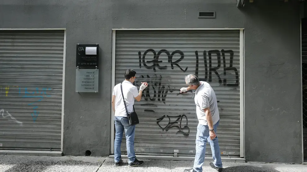 Limpieza de fachadas en la calle Moncasi de Zaragoza
