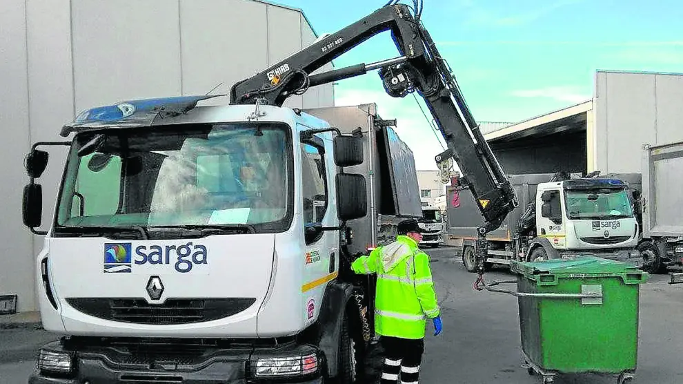 Un camión de la empresa pública Sarga recoge un contenedor con cadáveres de animales.
