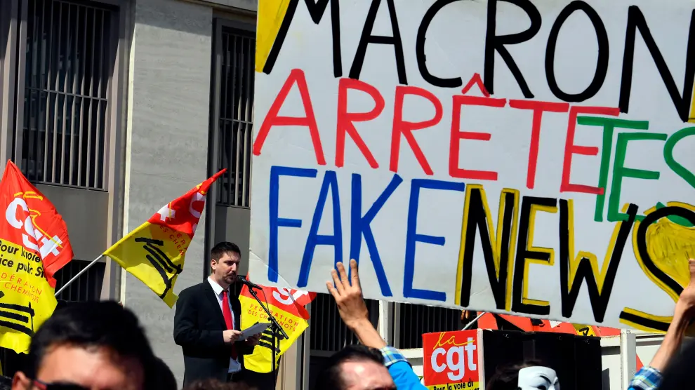 Las 'fake news' protagonizan las pancartas en manifestaciones como esta, durante la huelga ferroviaria en Francia