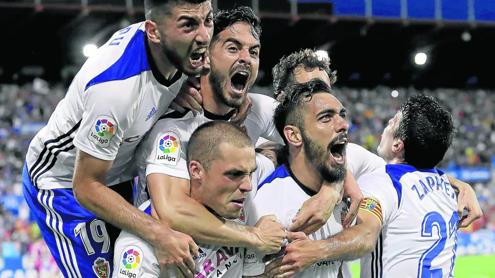 Los jugadores del Real Zaragoza festejan con Borja Iglesias uno de sus tres goles de ayer al Valladolid.