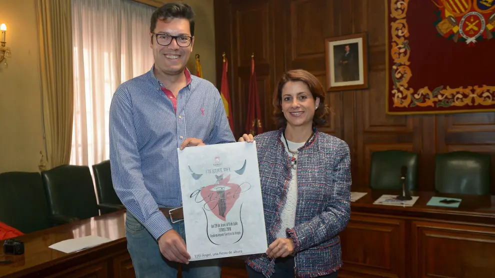Javier Domingo, concejal de Fiestas, y Emma Buj, alcaldesa de Teruel, con el cartel ganador