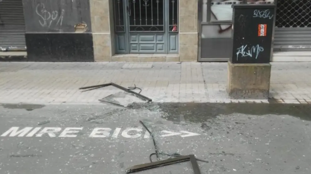Ventana caída sobre el carril bici de avenida de Goya, en Zaragoza.