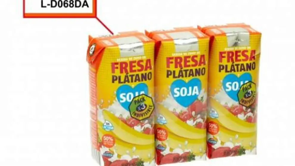Bebida de soja con sabor a fresa y plátano, de la marca Hacendado, que se vende en un pack de tres envases de 330 mililitros.