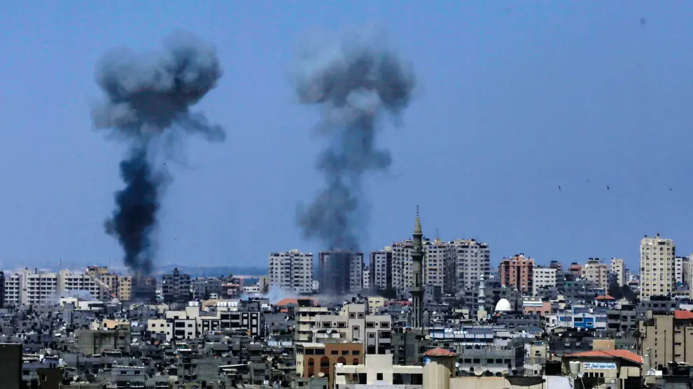 Imagen tomada desde Gaza en la que se ven dos columnas de humo en Palestina.