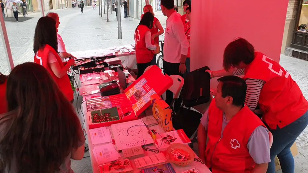 Una mesa informativa de Cruz Roja
