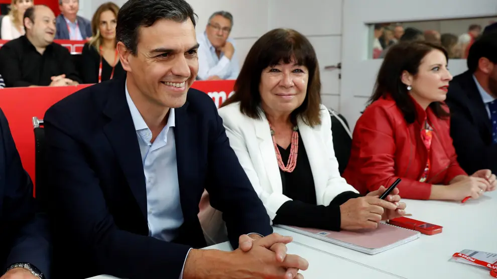 El secretario general del PSOE, Pedro Sánchez, junto a la presidenta Cristina Narbona.
