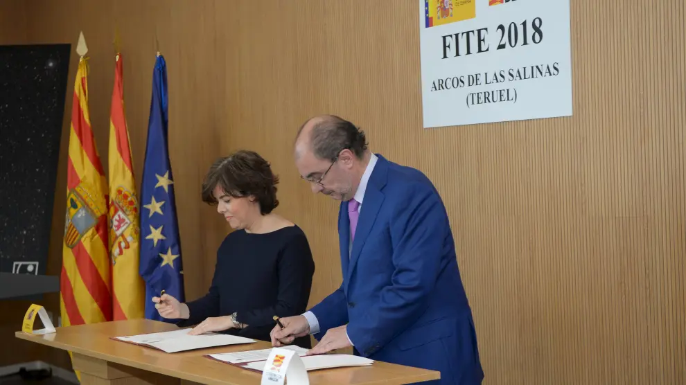 Soraya Sáenz de Santamaría y Javier Lambán, en el momento de la firma del convenio del Fite.