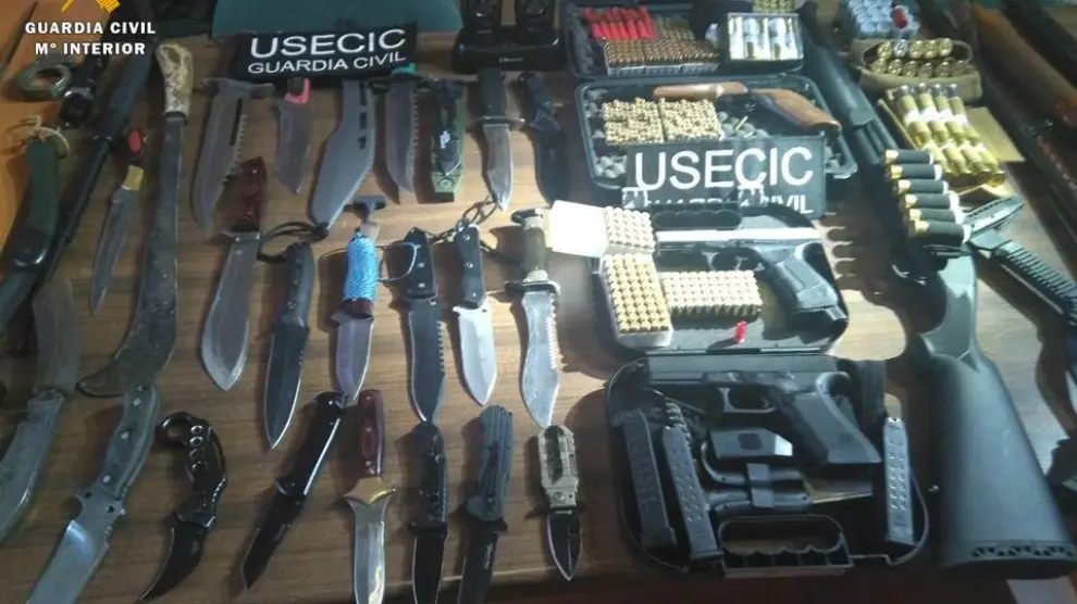 Parte de las armas incautadas en los domicilios del detenido