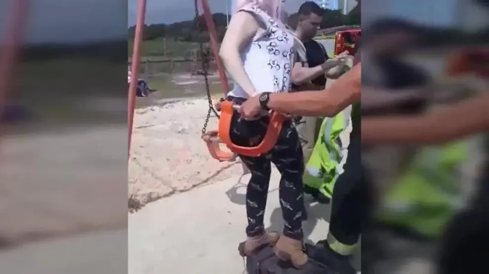 Los bomberos rescatan a una mujer atrapada en un columpio