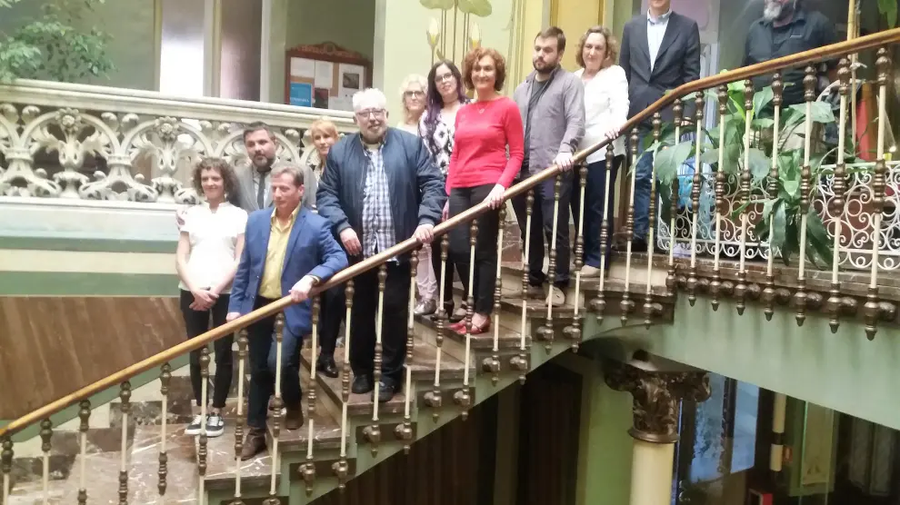 Representantes de la Academia del Cine Aragonés junto a algunos de los nominados a los Premios Simón 2018 en el Casino de Huesca.
