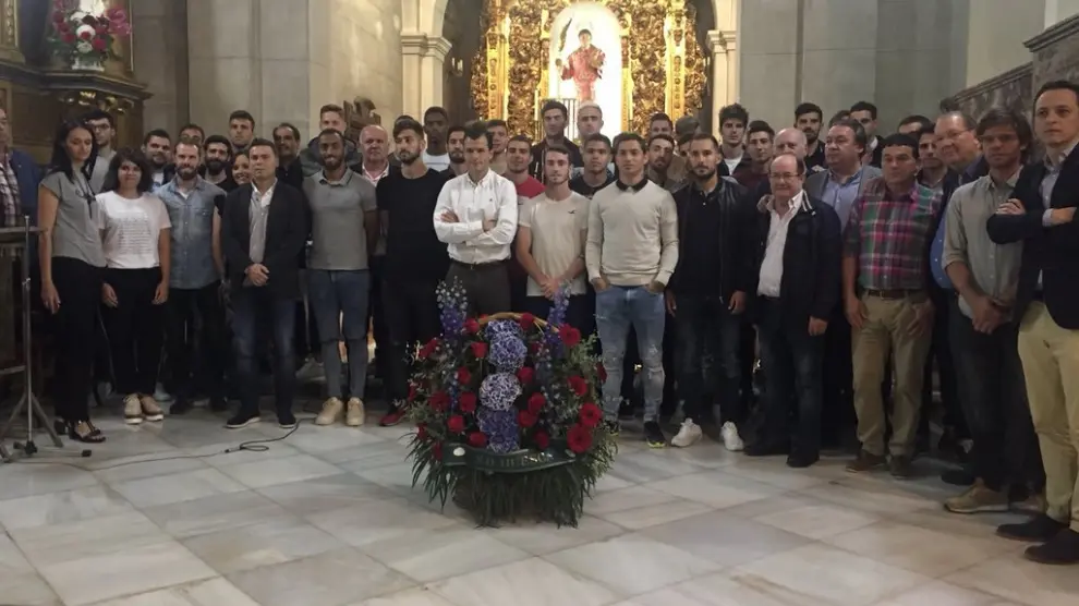Plantilla, cuerpo técnico y trabajadores del Huesca posan este miércoles en la Basílica de San Lorenzo.
