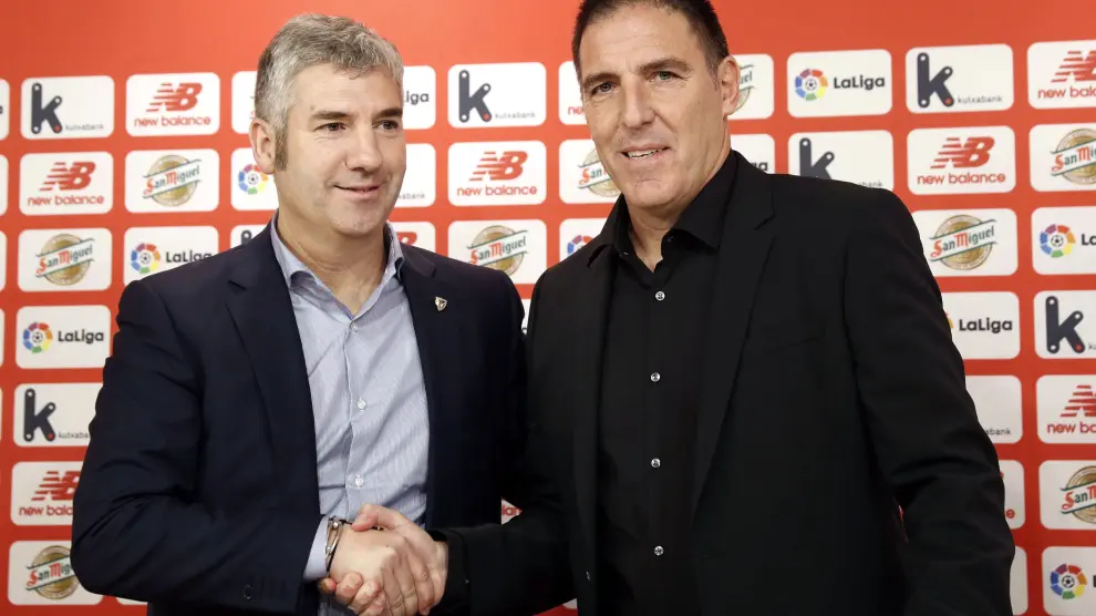 Josu Urritia, presidente del Athletic Club y el nuevo entrenador, Eduardo Berizzo.