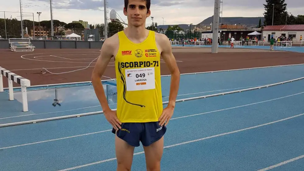 César Larrosa, en la pista de atletismo fragatina donde obtuvo el récord