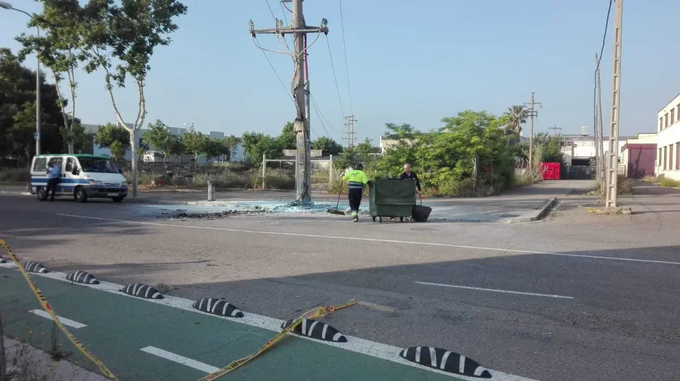 El choque ha sido contra un poste de luz que se encuentra en la intersección entre la calle de Las Canteras y la calle Miguel Servet