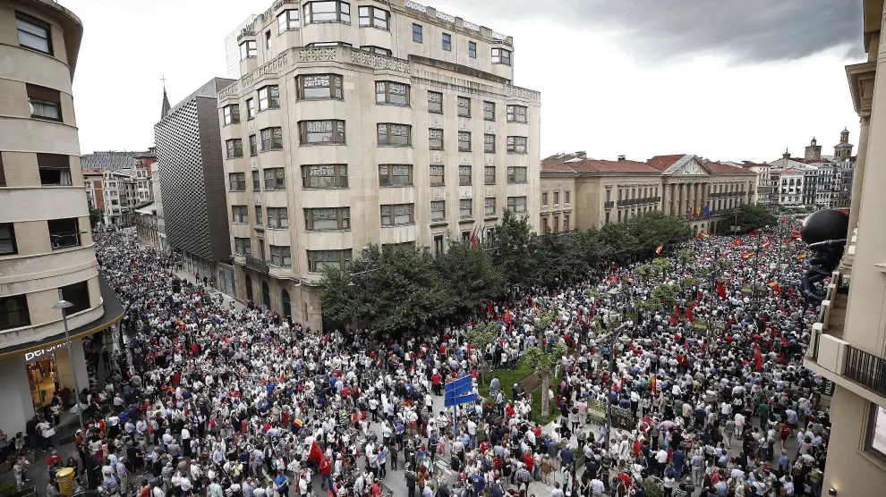 Miles de personas se manifiestan en Pamplona contra la "imposición" del euskera