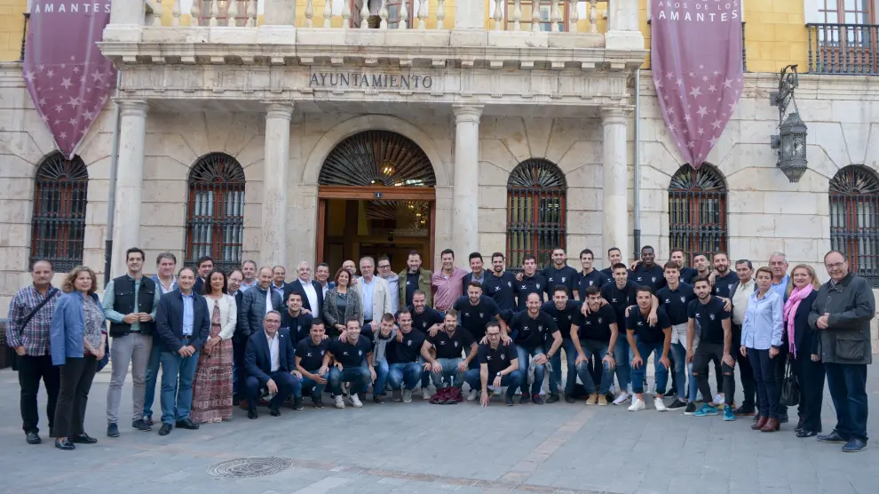 Los jugadores, técnicos y directivos del CD Teruel posan a las puertas del Ayuntamiento con la alcaldesa y parte de la Corporación.