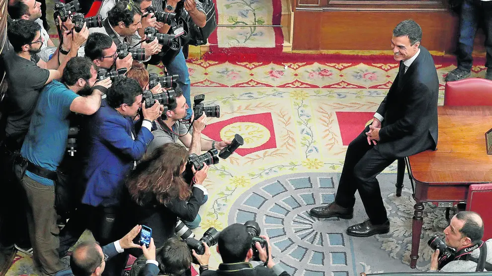 Pedro Sánchez posa para los fotógrafos en el Congreso al término de la votación.