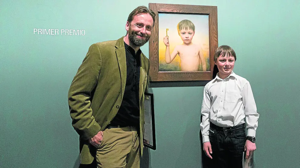 El pintor irlandés Conor Walton y su hijo Daniel, junto a la obra ganadora del concurso.