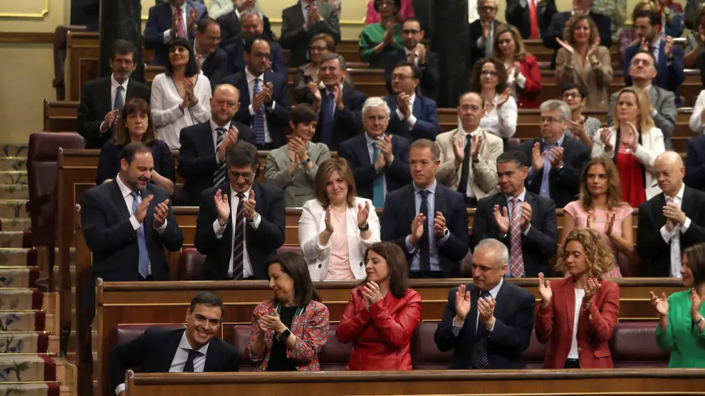 La bancada socialista aplaude en pie una de las intervenciones de Sánchez en el debate de la moción de investidura.